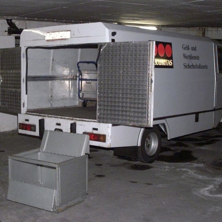 Ein leer geräumter Geldtransporter der Firma Securitas am 25.2.2002