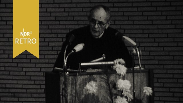 Theologe Martin Niemöller bei einer Rede 1965