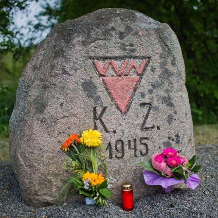 Ein Gedenkstein der Vereinigung der Verfolgten des Naziregimes (VVN) ist am 02.05.2014 an der Gedenkstätte feier anlässlich des 69. Jahrestages des KZ Wöbbelin (Mecklenburg-Vorpommern) zu sehen.