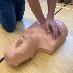 11.11.24: Schüler übt an einer Puppe die Herzdruckmassage bei einem Kurs zur Wiederbelebung in einer Schule (Bild: picture alliance/dpa/Andrea Löbbecke)