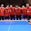 Die Spieler von Borussia Düsseldorf bejubeln den Einzu
        g in das Finale der Tischtennis-Champions-League.