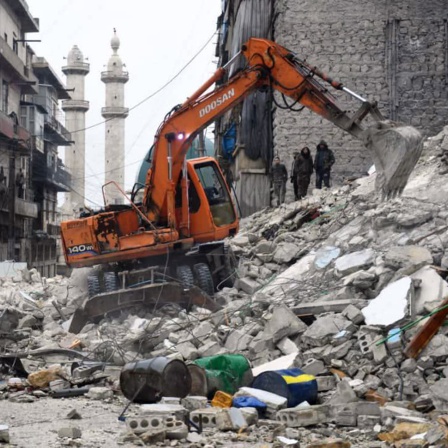 Dieses von der syrischen Nachrichtenagentur SANA veröffentlichte Foto zeigt Rettungskräfte und Freiwillige, die Such- und Rettungsmaßnahmen in den Trümmern eines eingestürzten Gebäudes durchführen.