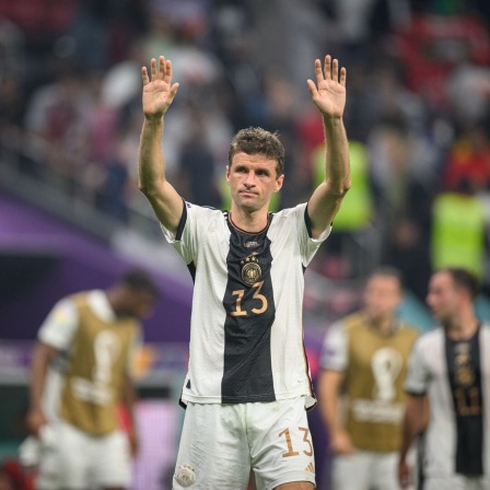 Thomas Müller verabschiedet sich nach WM-Aus bei den Fans in Katar.