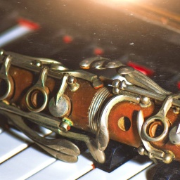Antike Klarinette lehnt auf Klaviertasten.