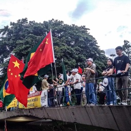 Chinesische menschen versammeln sich am Aterro do Flamengo und warten auf die entourage von präsident Xi Jinping von China. 