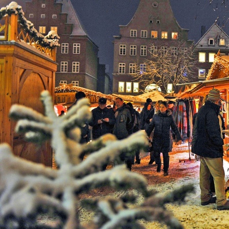 Besucher und Stände auf dem Flensburger Weihnachtsmarkt. 