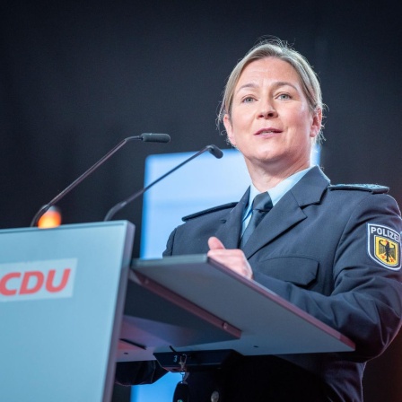 Claudia Pechstein, Olympiasiegerin im Eissschnelllauf, spricht in ihrer Uniform als Bundespolizistin beim CDU-Grundsatzkonvent.