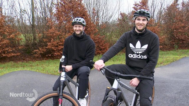 Zwei junge Männer auf BMX-Rädern.