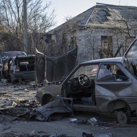 Durch russische Angriffe zerstörte Autos und Gebäude in Torske in der Ukraine.