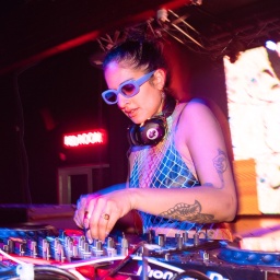 Die indisch-kolumbianische DJ und Produzentin Bianca Maieli 