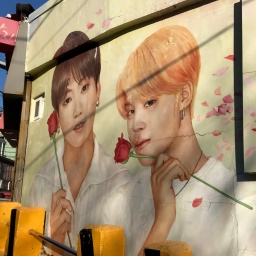Zwei K-Pop-Stars sind auf eine Wand gesprüht - auf einem Graffiti in Südkorea