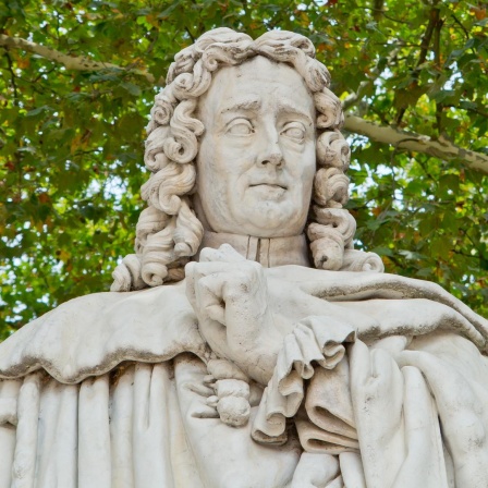 Eine Statue von Montesquieu steht auf der Esplanade des Quinconces in Bordeaux (Gironde/Frankreich).