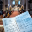 Gesangbuch in einer Kirche