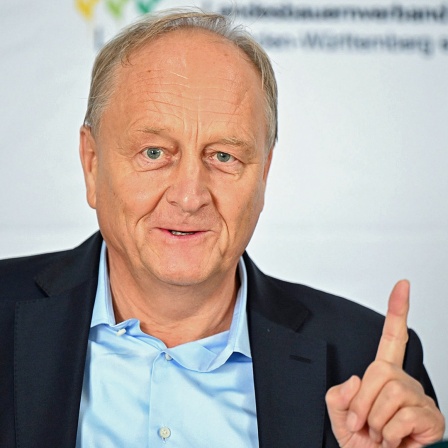 Joachim Rukwied, Präsident des Deutschen Bauernverbands, spricht bei einer Pressekonferenz auf einem Podium.
