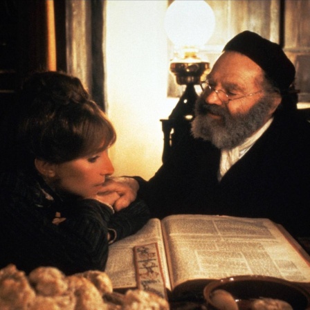 Eine Frau liest die Tora in dem  Film Yentl. 