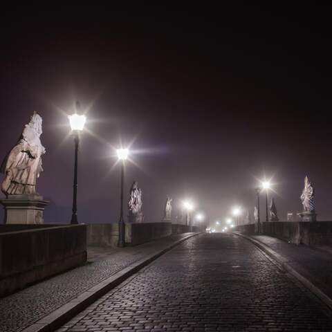 Alte Mainbrücke in Würzburg bei Nacht. | Bild: stock.adobe.com/openlines.de