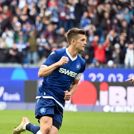 Marvin Wanitzek bejubelt seinen Treffer zum 3:1 für den KSC