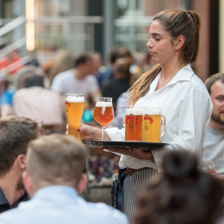 Ein voller Biergarten.