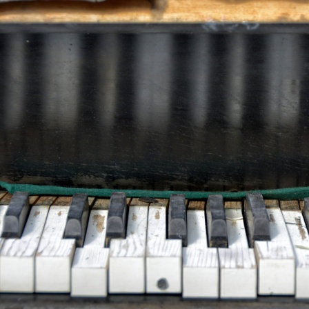 Die beschädigte Tastatur eines alten Klaviers