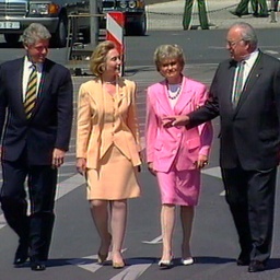 Berlin, 1994: Bill und Hillary Clinton mit Helmut und Hannelore Kohl zu Besuch in Berlin am Brandenburger Tor (Bild: rbb)