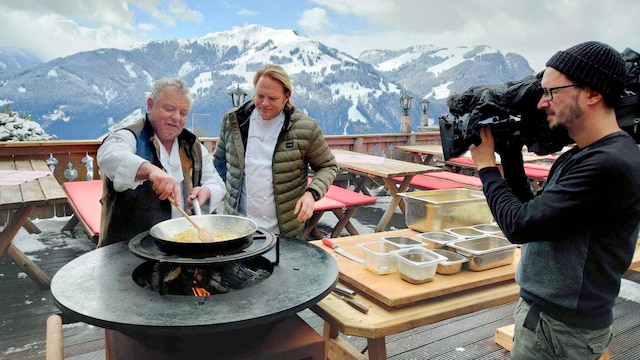 Vor dem Panorama der österreichischen Alpen kochen Fridel Schipflinger und Björn Freitag  deftige "Kaspressknödel".