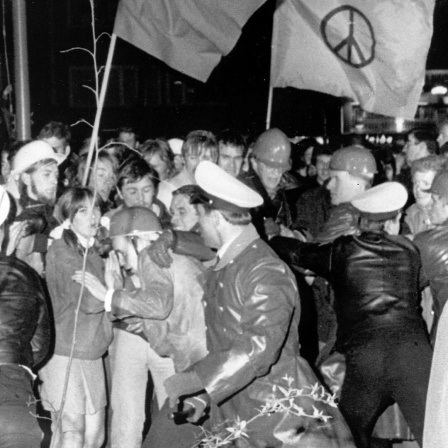 Demonstranten im Kampf mit der Polizei vor dem Hamburger Polizeipräsidium am 16. April 1968.