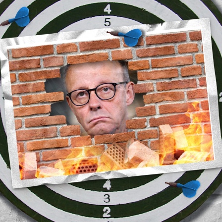 Eine Bildmontage zeigt eine Mauer, aus der ein paar Steine herausgefallen sind. Sie liegen vor der Mauer und brennen. Durch das Loch in der Mauer guckt ein grimmiger Friedrich Merz.