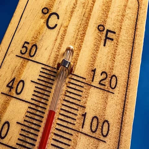 Ein Thermometer zeigt 40 Grad Celsius mit einer Sonne im Hintergrund