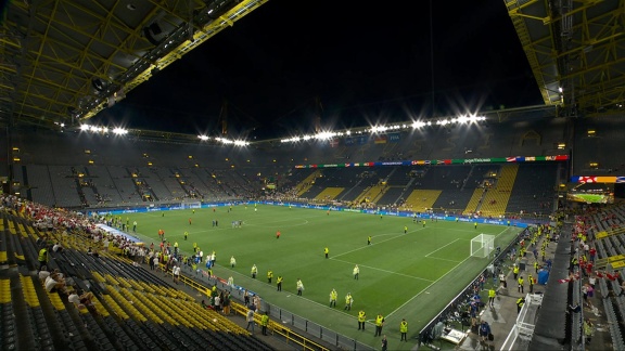 Sportschau Uefa Euro 2024 - Maskierte Person Gelangt Auf Das Stadiondach