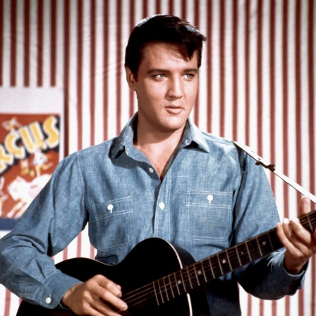 Elvis Presley mit einer schwarzen Gitarre