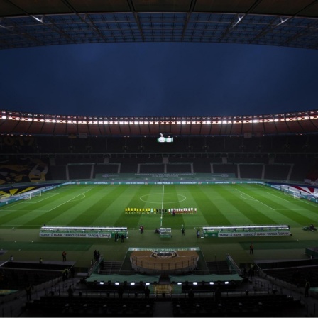 Olympiastadion in Berlin am 13.05.21 die beide Teams RB Leipzig und Borussia Dortmund stehen vor leeren Zuschauerrängen für das Pokalfinale. 