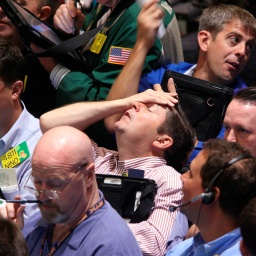Verzweifelter Broker an der Börse: Die Bombe platzt am 15. September 2008, als die Großbank Lehman Brothers Konkurs anmeldet. Sie hat Schulden von 600 Milliarden US-Dollar. Eine Weltwirtschaftskrise folgt.