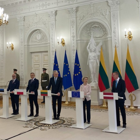 Der Präsident von Estland, Alar Karis (von links nach rechts), der Präsident von Polen, Andrzej Duda, der Präsident von Litauen, Gitanas Nauseda, die Präsidentin der EU-Kommission, Ursula von der Leyen, und der Präsident von Lettland, Edgars Rinkevics, bei ihrem gemeinsamen Pressestatement in Vilnius (Litauen).