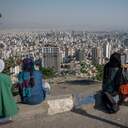 Teheran – Junge Iranerinnen sitzen abends im Norden der iranischen Hauptstadt beim "Dach Teherans" (Bam-e Tehran) und blicken auf die Millionenmetropole. © dpa/Arne Immanuel Bänsch 