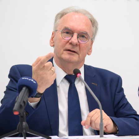 Reiner Haseloff (CDU), Ministerpräsident von Sachsen-Anhalt spricht in der Landespressekonferenz zu den Medienvertretern.