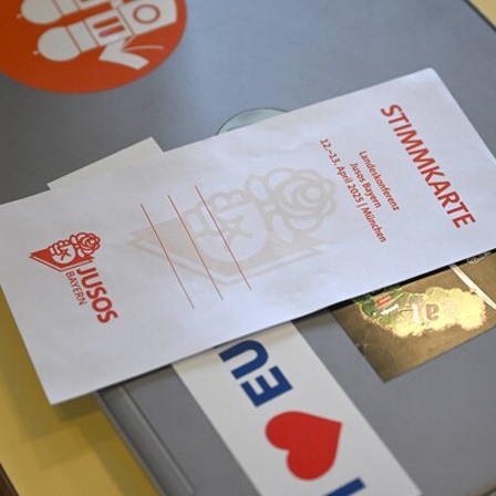 Eine Stimmkarte liegt auf einem Laptop ihn der Landeskonferenz der Jusos Bayern.
