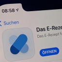 Berlin: Die E-Rezept-App im App Store von Apple auf einem iPhone 12. Am 1. Juli wurde die die offizielle App für das elektronische Rezept (E-Rezept) in den App-Stores von Apple und Google zum kostenlosen Download bereit gestellt.