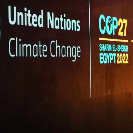 Ein Mann geht an einer Tafel vorbei, die die 27. Vertragsstaatenkonferenz der Klimarahmenkonvention der Vereinten Nationen COP27 in Sharm El-Sheikh, Ägypten, am 5. November 2022 anzeigt.