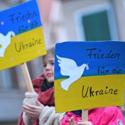 Zwei Kinder halten Schilder, Frieden fuer die Ukraine