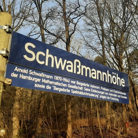 An einem Weg in der Nähe der Hamburger Sternwarte steht ein Straßenschild mit der Aufschrift "Schwaßmannhöhe" 