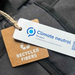 Labels an einem Rucksack, der angeblich klimaneutral produziert wurde und aus recycleten Fasern besteht.