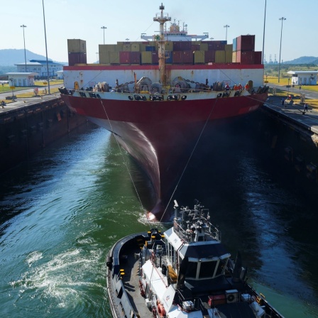 Ein Schiff im Panama-Kanal