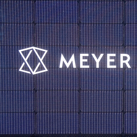 Auf einem Solarmodul der Meyer Burger Technology AG steht der Name des Konzerns