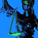 Statue von Justitia, der römischen Göttin der Gerechtigkeit, mit verbundenen Augen und einer Waage in der Hand