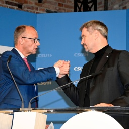 Friedrich Merz (l., CDU) und Markus Söder (CSU) beim Handschlag.