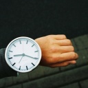 Eine Hand mit einer riesigen Armbanduhr
