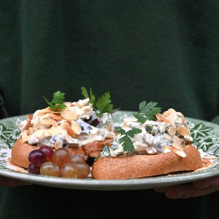 Geflügelsalat mit Trauben und Speck