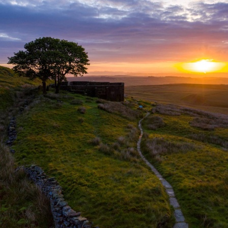 Sonnenaufgang über Top Withens, Haworth Moor. Das Farmhaus wurde mit "Sturmhöhe" von Emily Brontë in Verbindung gebracht.