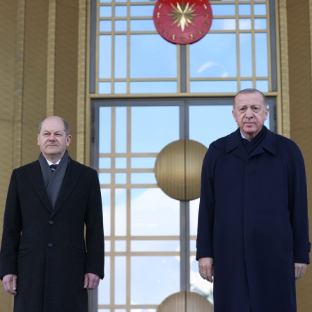 Archiivbild: Olaf Scholz und Recep Tayyip Erdogan stehen nebeneinander (Bild: picture alliance / AA | Murat Kula) 