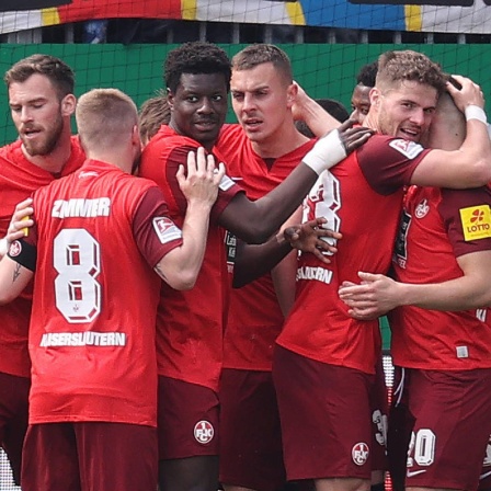 Die Spieler des 1. FC Kaiserslautern jubeln nach einem Treffer gegen Holstein Kiel